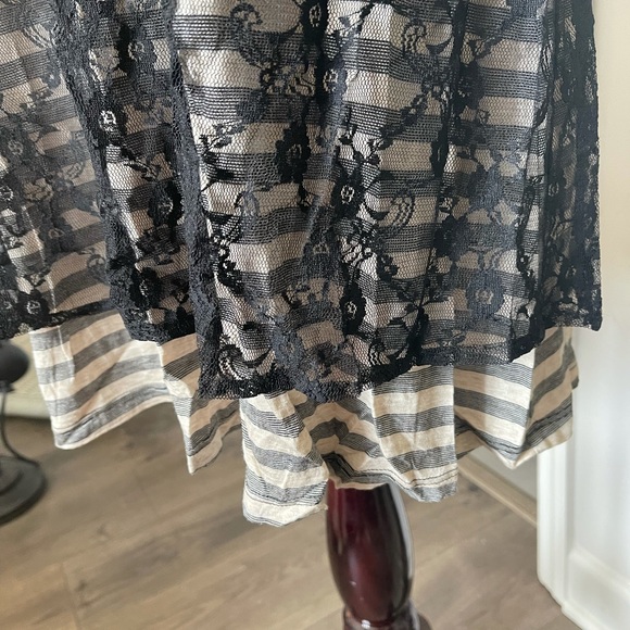 Cute Striped w/black lace overlay sleeveless shift dress. So Sassy! Summer Fun! - Picture 4 of 7